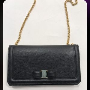 AUTHENTIC SALVATORE FERRAGAMO CROSSBODY WALLET BAG.